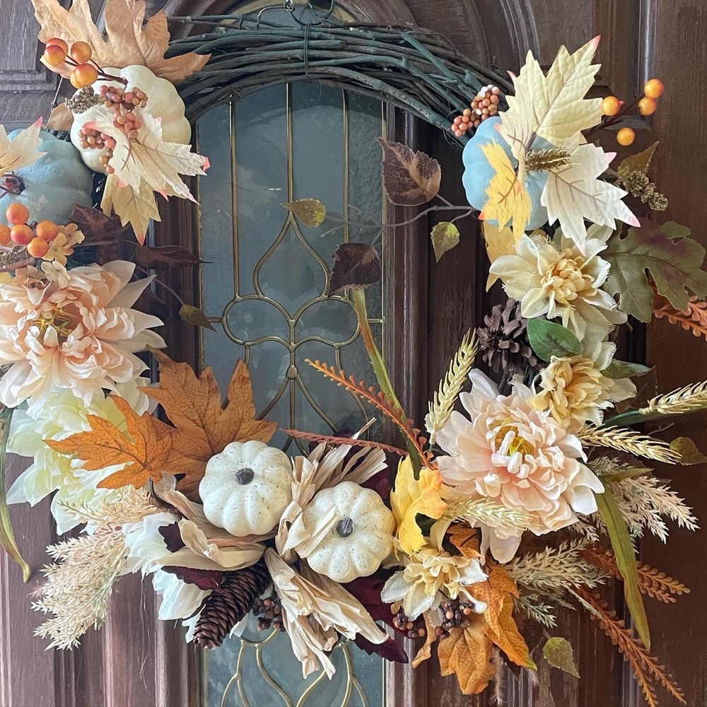 Handemade fall wreath. Door decor !